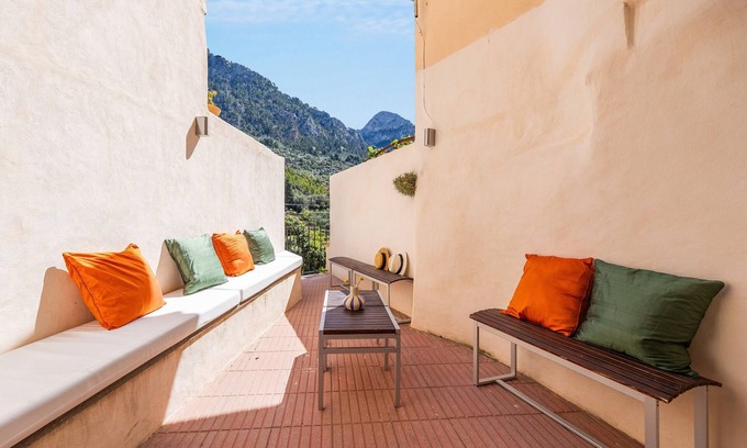 Fornalutx Casa | Casa de vacaciones 'Ca's Forner' con vistas a la montaña, terraza privada y Wi-Fi