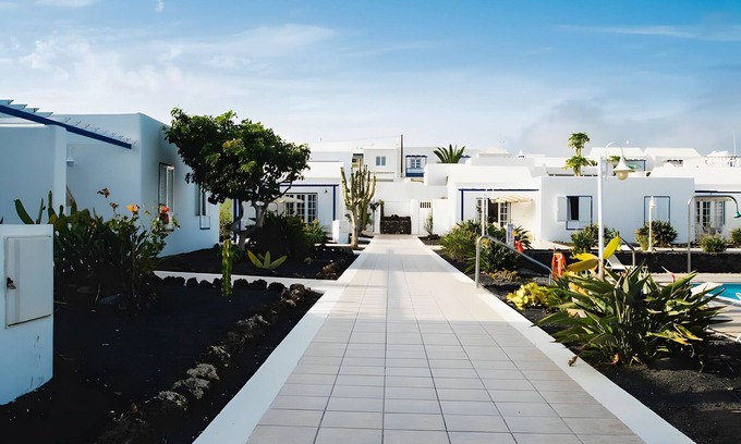 Arrieta Casa | Casa Vacacional 'Caleta Campos Bungalows' con Vista al Mar, Piscina Compartida y Wi-Fi