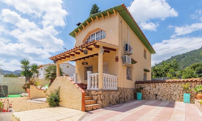 La Canuta Chalet De Esquí | Casa de vacaciones 'Calpe Chalet' cerca de la playa con vistas al mar y bañera de hidromasaje