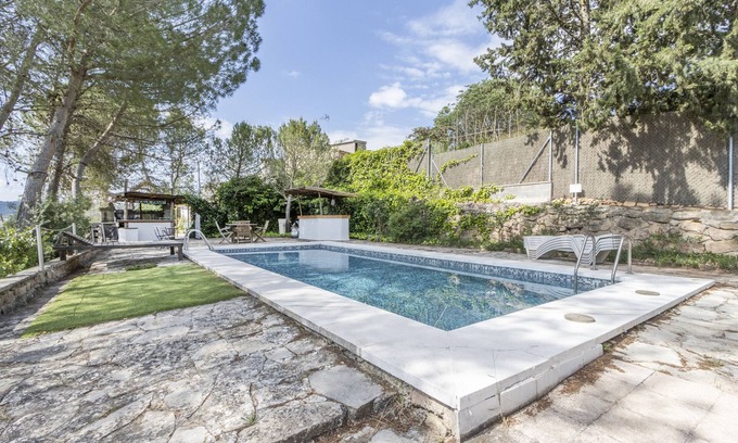Copons Casa | Casa de vacaciones 'Can Favo' con vistas a la montaña, piscina privada y aire acondicionado