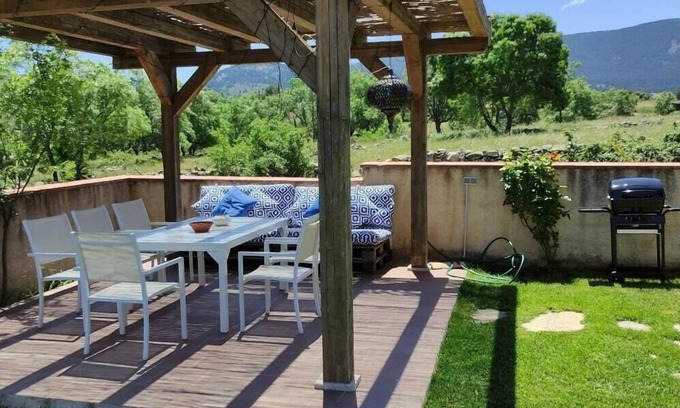 Santiuste de Pedraza Casa | Casa de vacaciones 'Canteo' con vistas a la montaña, piscina privada y Wi-Fi