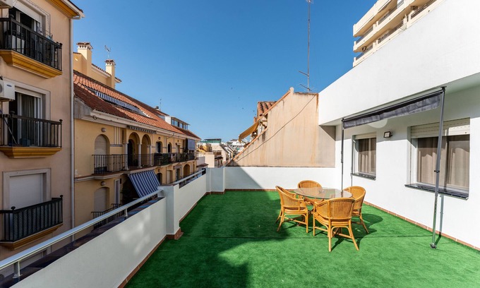 Fuengirola City Centre Casa | Casa de vacaciones 'Capitán' con terraza privada, balcón y Wi-Fi