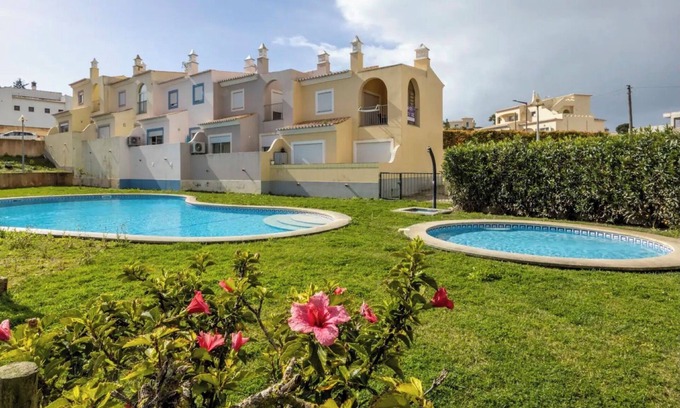 Lagos Casa | Casa de vacaciones 'Casa Cláudia - Cond Atalaia' con piscina compartida, terraza privada y Wi-Fi