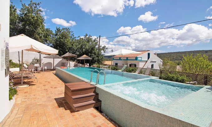 Loule Casa | "Casa da Tita - Apartamento Celeiro" con vistas a la montaña, piscina, aire acondicionado y Wi-Fi