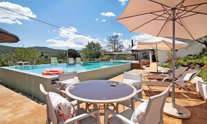 Loule Casa | "Casa da Tita - Apartamento Palheiro" con vistas a la montaña, piscina, aire acondicionado y Wi-Fi