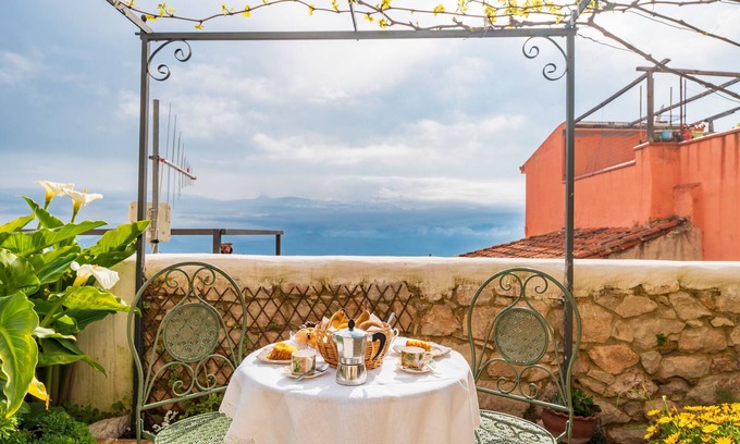 Baunei Casa | Casa de vacaciones 'Casa Della Nonna Nel Borgo' con vistas a la montaña, jardín privado y Wi-Fi