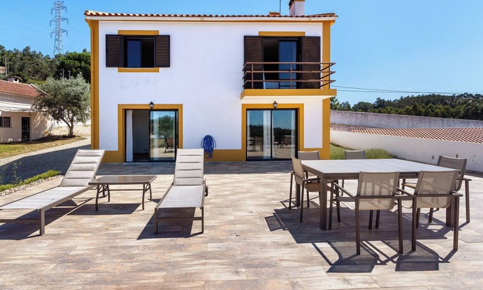 Riachos Villa | Casa de vacaciones 'Casa Girassol' con piscina compartida, terraza privada y acceso Wi-Fi