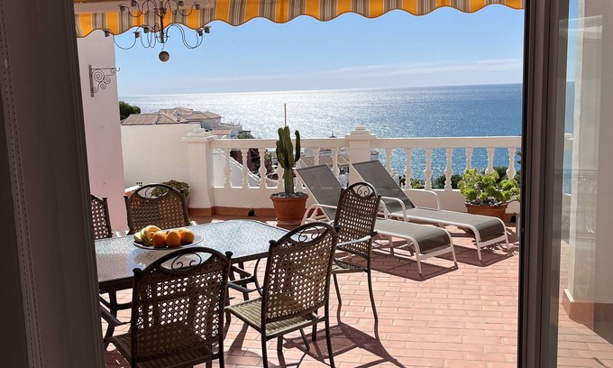 Urbanizacion Ladera del Mar Casa | Holiday Home 'Casa Ladera Del Mar' with Sea View, Wi-Fi and Air Conditioning