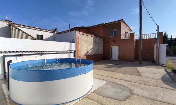 El Ligallo del Ganguil Casa | Casa de vacaciones 'Casa Laurel' con vistas a la montaña, piscina privada y Wi-Fi