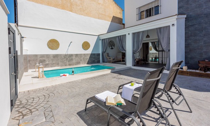 Marchena Casa | Holiday Home "Casa Rural Tierra de Olivos" with Private Pool & Wi-Fi