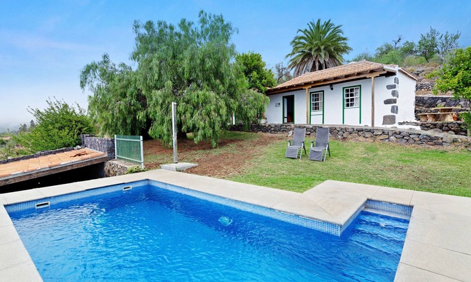 Tijarafe Casa | Casa de vacaciones 'Casa Serradero' con vistas al mar, piscina privada y Wi-Fi