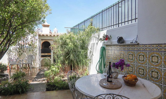 Tavira Apartamento | Casa de vacaciones "Casa Tangerina" con jardín y Wi-Fi; aparcamiento disponible en la calle