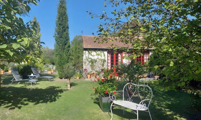 Gy-en-Sologne Casa | Holiday Home 'Cocooning Au Cœur De La' with Wi-Fi and Air Conditioning