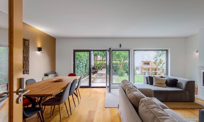Cascais Casa | Casa de vacaciones 'Cosy Village Home' con vistas a la montaña, jardín privado y Wi-Fi