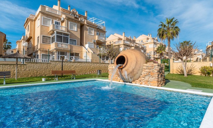 Torrevieja Casa | Casa de vacaciones 'De Espãna' con piscina compartida, Wi-Fi y aire acondicionado