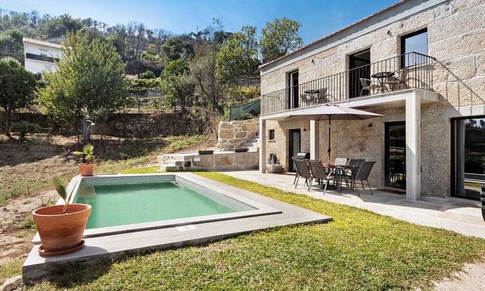 Baiao Casa | Holiday Home 'Do Alago' with Lake View, Wi-Fi and Air Conditioning