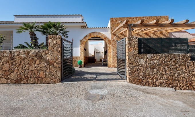 Cornino Casa | Casa de vacaciones "Casa Giummarra" cerca de la playa con vistas a la montaña, jardín, A/C y Wi-Fi