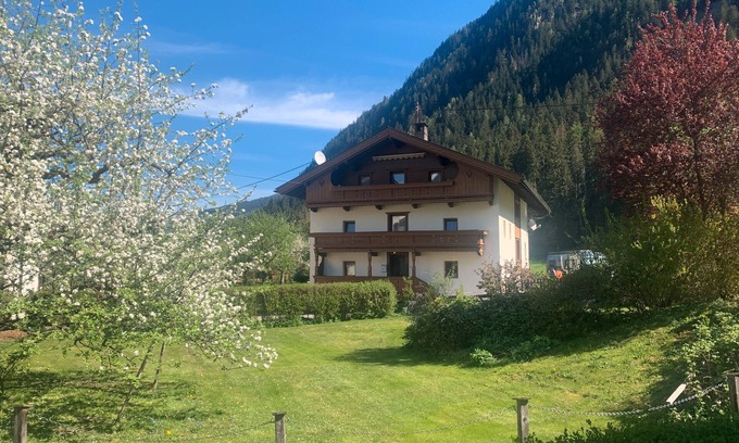 Mayrhofen Casa | Casa de vacaciones 'Durst 2' con vistas a la montaña, jardín compartido y Wi-Fi
