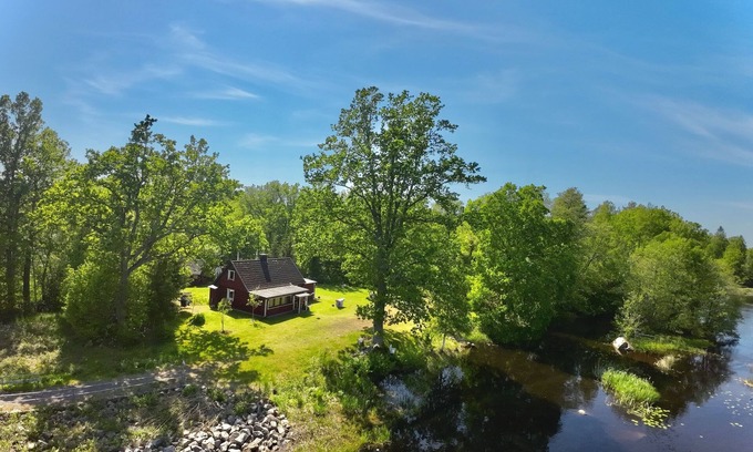 Hogsby Casa | Holiday home Emålund - on the river, sauna, canoe, hot tub