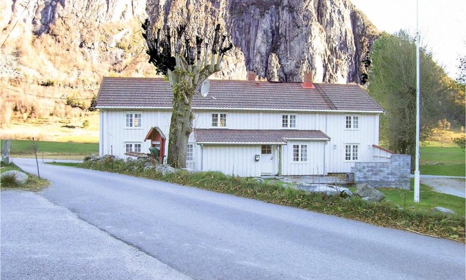 Nesset Casa | Holiday Home Eresfjord Jovollstua