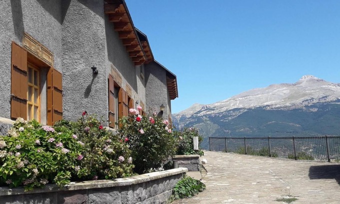 Castiello de Jaca Casa | Casa de vacaciones 'La Casa De Luis' con vistas a la montaña, terraza privada y Wi-Fi