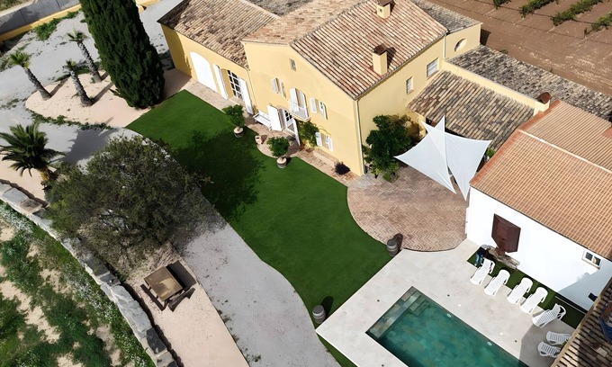 San Martin Sarroca Casa | Casa de vacaciones 'Lidia' con vistas a la montaña, piscina privada y Wi-Fi