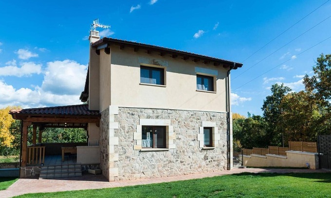 Sotillo del Rincon Casa | Casa de vacaciones 'Los Robles 1' con vistas a la montaña, piscina compartida y Wi-Fi