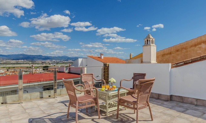 Churriana Casa | Casa de vacaciones 'Espaciosa Casa Junto Al Aeropuerto' con vistas a la montaña y aire acondicionado