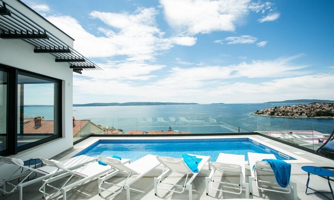 Businci Villa | Casa de vacaciones para 8 personas con magníficas vistas al mar y piscina.