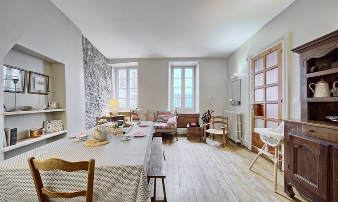 Bagneres-de-Luchon Casa | Casa de vacaciones 'Maison Familiale' con vistas a la montaña y Wi-Fi