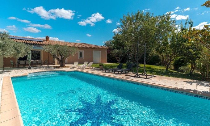 Salon-de-Provence Casa | Casa de vacaciones 'Calme Et Sans Vis À Vis' con piscina privada, terraza privada y Wi-Fi