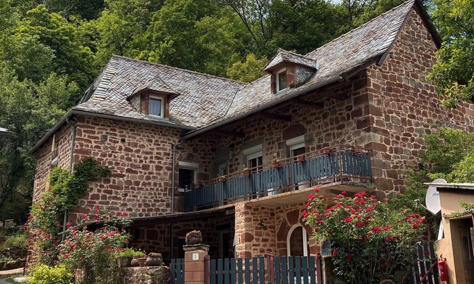 Villecomtal Casa | Casa de vacaciones "Gîte Le Pressoir Domaine de Jouani" con piscina compartida y aire acondicionado