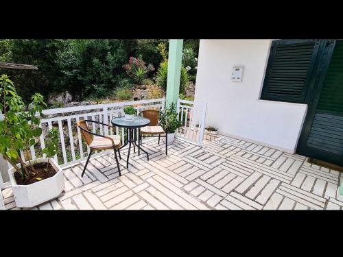 Hodilje Casa | Holiday Home Gea - Three Bedroom Holiday Home with Terrace and Partial Sea View