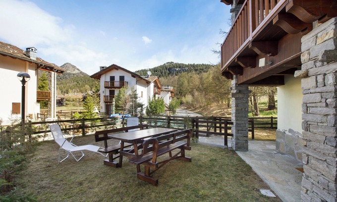 Saint-Vincent Casa | Casa de vacaciones 'Gioiello Col De Joux' con vistas a la montaña, jardín privado y Wi-Fi