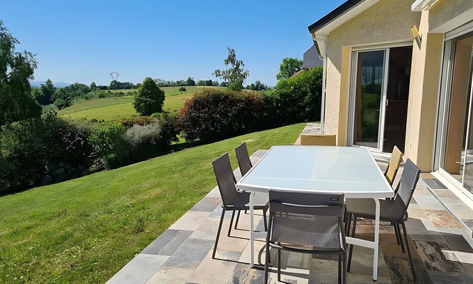 Buzy Casa | Holiday Home 'Gite Gousseau' with Mountain View, Private Terrace and Wi-Fi