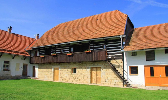 Ostruzno Casa | Casa vacacional Casa de entramado de madera (finca histórica) con una piscina cubierta hundida y una bodega,