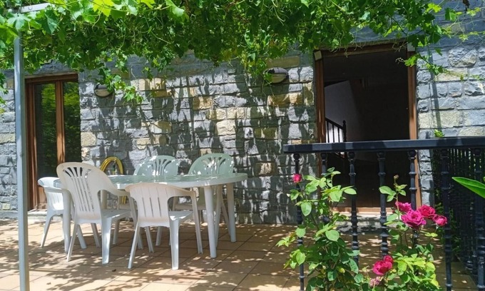 Larraul Casa | Holiday Home 'Harrizko Etxea' with Mountain View, Private Terrace and Air Conditioning