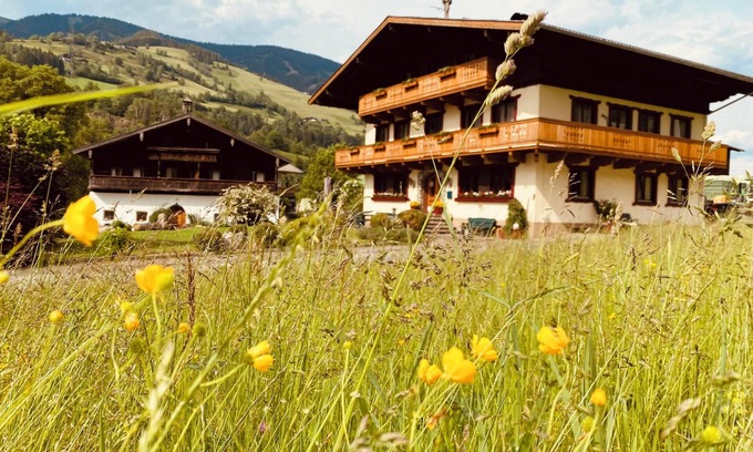 Taxenbach Casa | Casa de vacaciones 'Haus Wolfbachgut' con vistas a la montaña, balcones y Wi-Fi