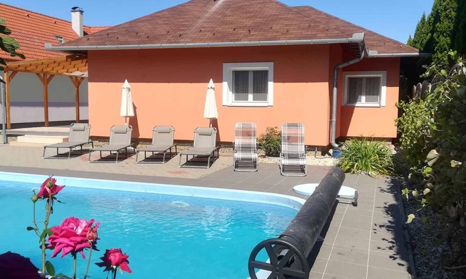 Balatonszentgyoergy Casa | Casa vacacional con piscina e internet