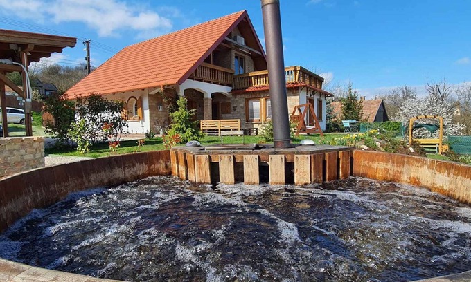 Balatonendred Casa | Casa vacacional en un paisaje pintoresco con cocina de jardín y barril de madera con bañera de hidromasaje