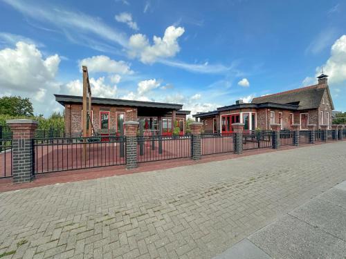 Jistrum Casa | Holiday Home in Friesland near Canal & Lake, cleaning included
