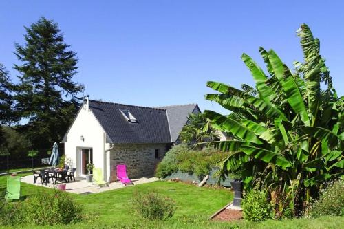 Guerlesquin Casa | Holiday Home in Guerlesquin near Lake