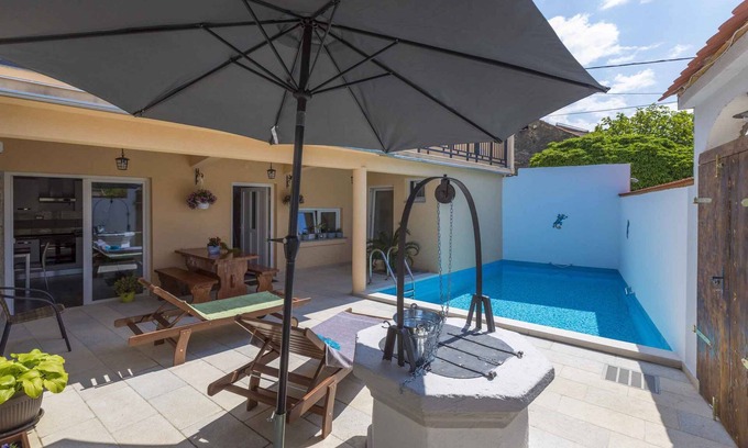 Grizane Casa | Casa vacacional en una zona tranquila con piscina al aire libre
