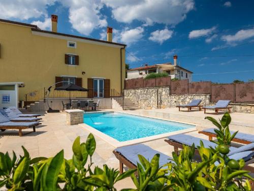 Rovinjsko Selo Casa | Holiday Home in Rovinjsko with Pool