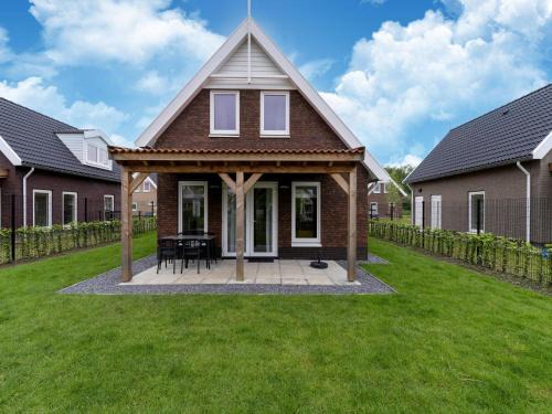 Municipality of Nissewaard Casa | Holiday Home in South Holland by Stompaarde Plas