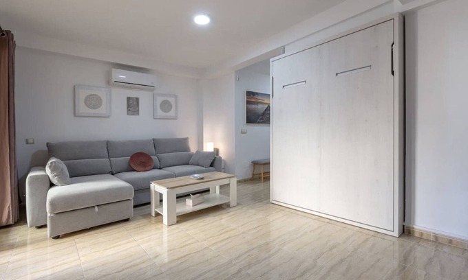 Torremolinos City Centre Apartamento | Holiday Home in Torremolinos by Playa Carihuela