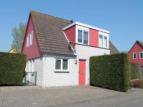 Wemeldinge Casa | Holiday Home in Zeeland with Garden