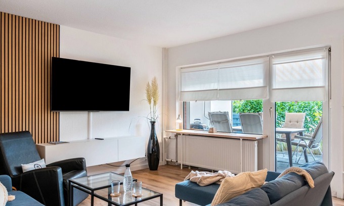 Neuengroden Casa | Holiday Home 'Kuh' with Shared Terrace, Balcony and Wi-Fi