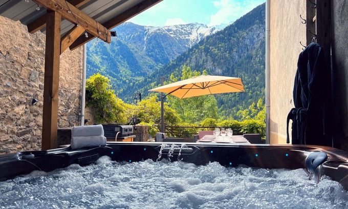 Venosc Casa | Casa de vacaciones 'L'Aiguille' con vistas a la montaña, bañera de hidromasaje, terraza y Wi-Fi