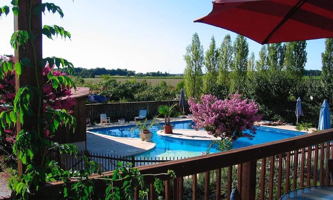 Gemozac Casa | Casa de vacaciones 'L'atelier - Gîte La Tournerie' con piscina compartida, terraza privada y Wi-Fi